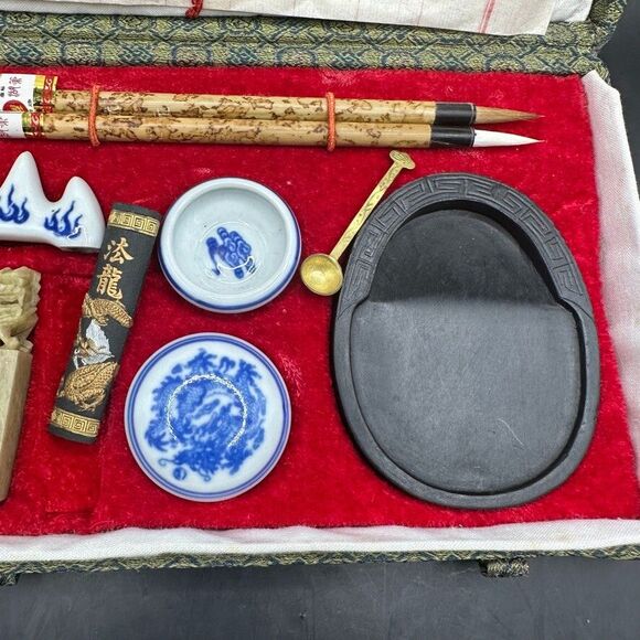 Traditional Chinese Caligraphy Set 8 x 2 x 5 Vintage 1960s Green Box Red inside - Picture 3 of 12